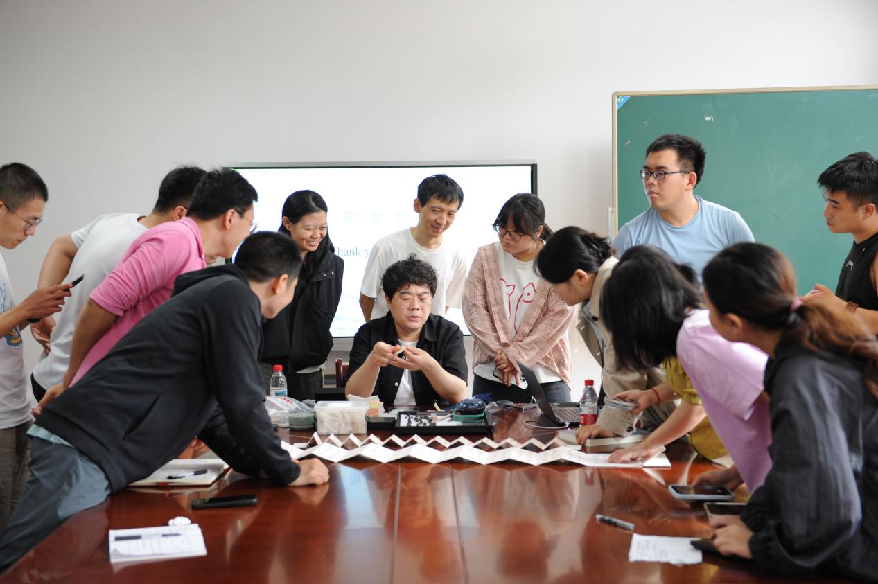 石峰先生、刘垚先生应邀来我中心作秦印研究交流